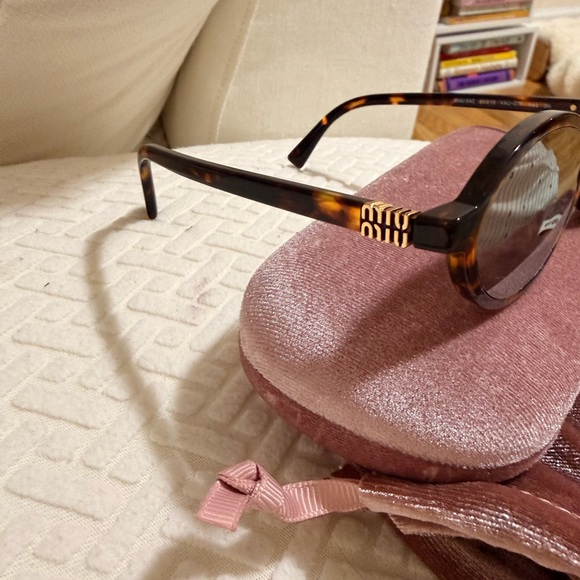 Miu Miu Miu Regard with mirrored lenses  Sunglasses with the Velvet Pink Case main image 6